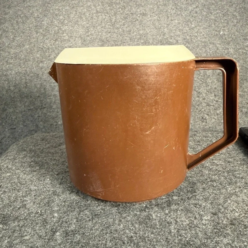 Vintage Rubbermaid Brown Pitcher 1.5‎ Quart 1420ml with Lid 2745 Retro Kitchen